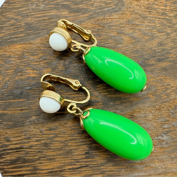 Avon vintage 1980s gold tone jade green and white acrylic clip on drop earrings - Picture 5 of 7